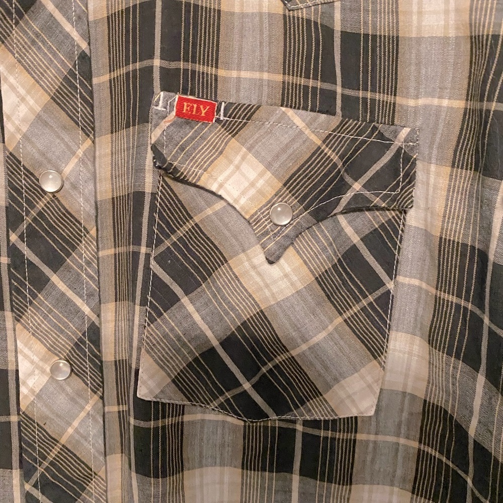 ELY-PLAINS’ Women’s lightweight plaid print button-up shirt. Size large - Picture 5 of 7
